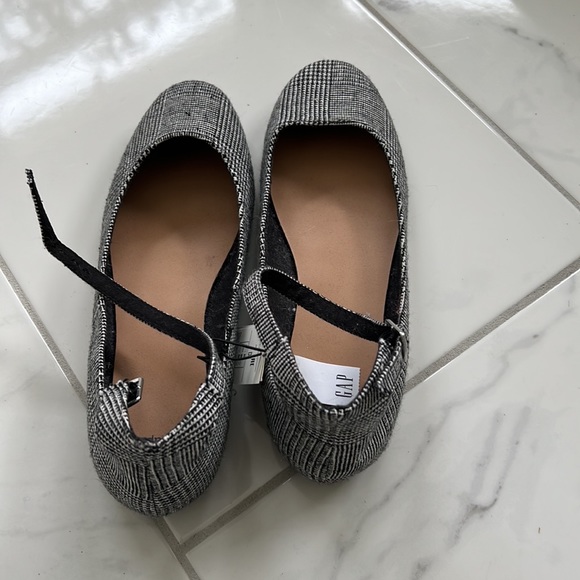 Brand new never worn Gap flats. Size 8 - Picture 2 of 5